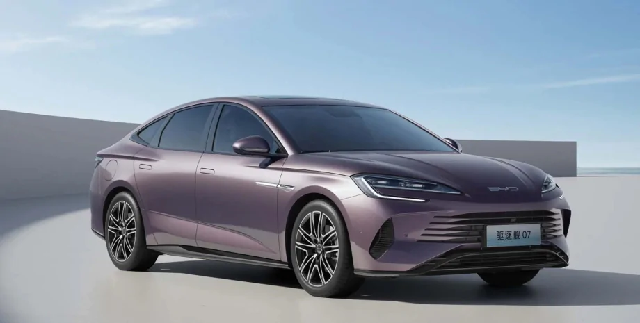 Гібридний седан BYD з багатим оснащенням має мінімальні відмінності від попередників